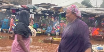 Marché du km 36 sous les eaux : les caniveaux bouchés aggravent provoquent l’inondations des artères